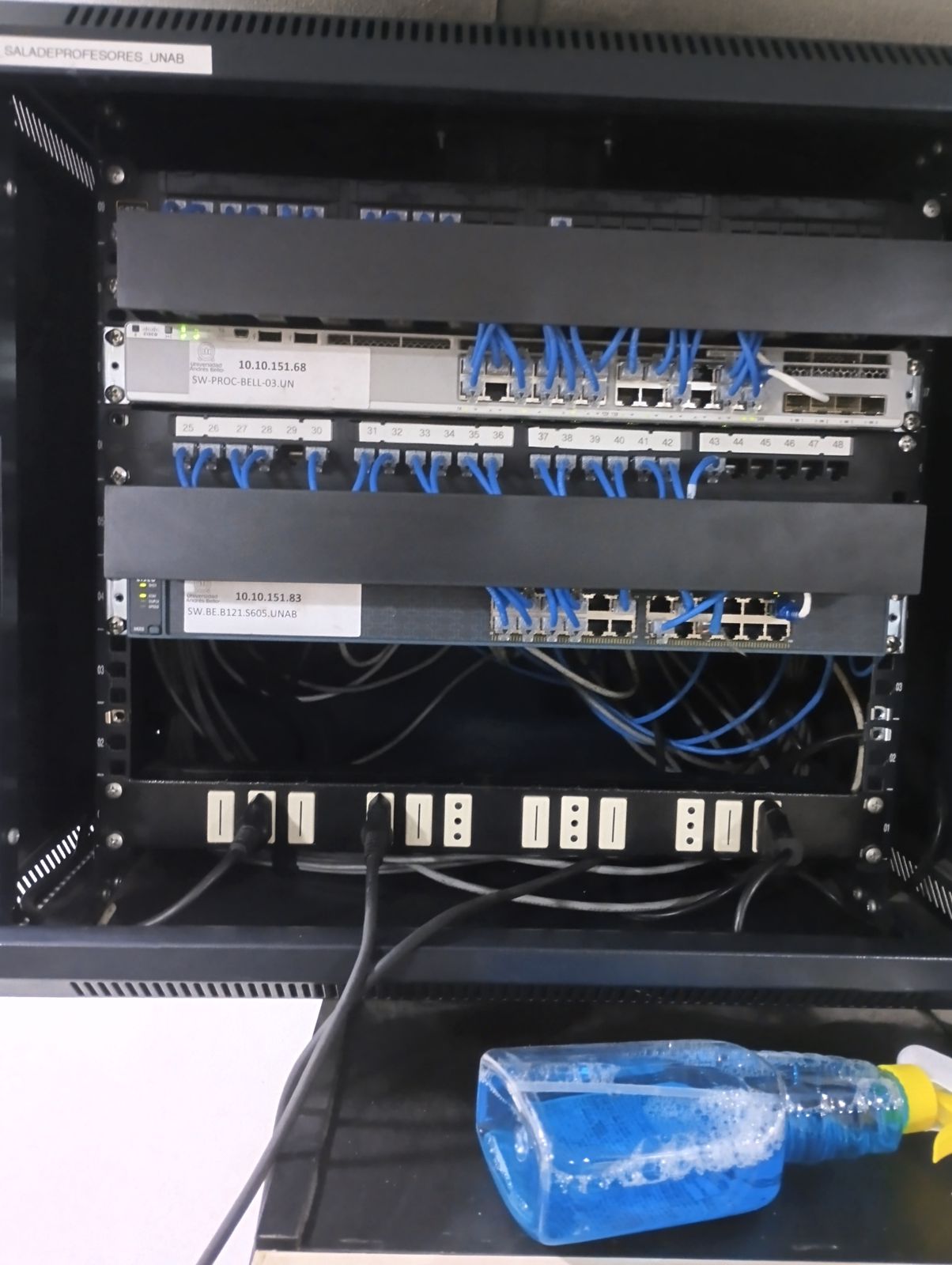 Peinado estructurado de rack de comunicaciones y switches con cables azules